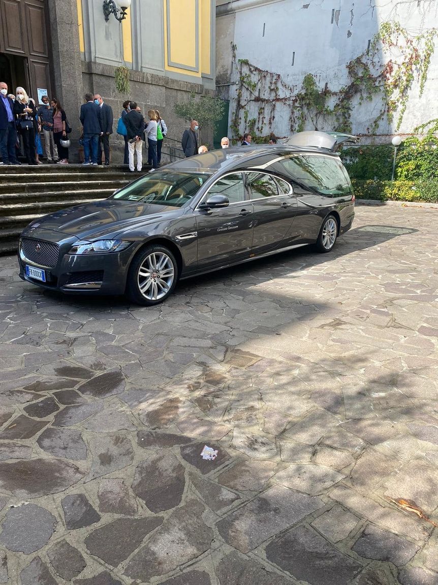 Auto funebre Jaguar - Onoranze Funebri Gennaro Tammaro Pozzuoli